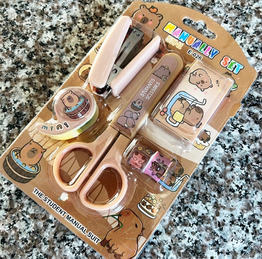 Set Escolar De Capibara Con Tijera Y Engrampadora