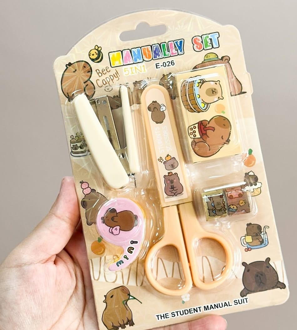 Set Escolar De Capibara Con Tijera Y Engrampadora