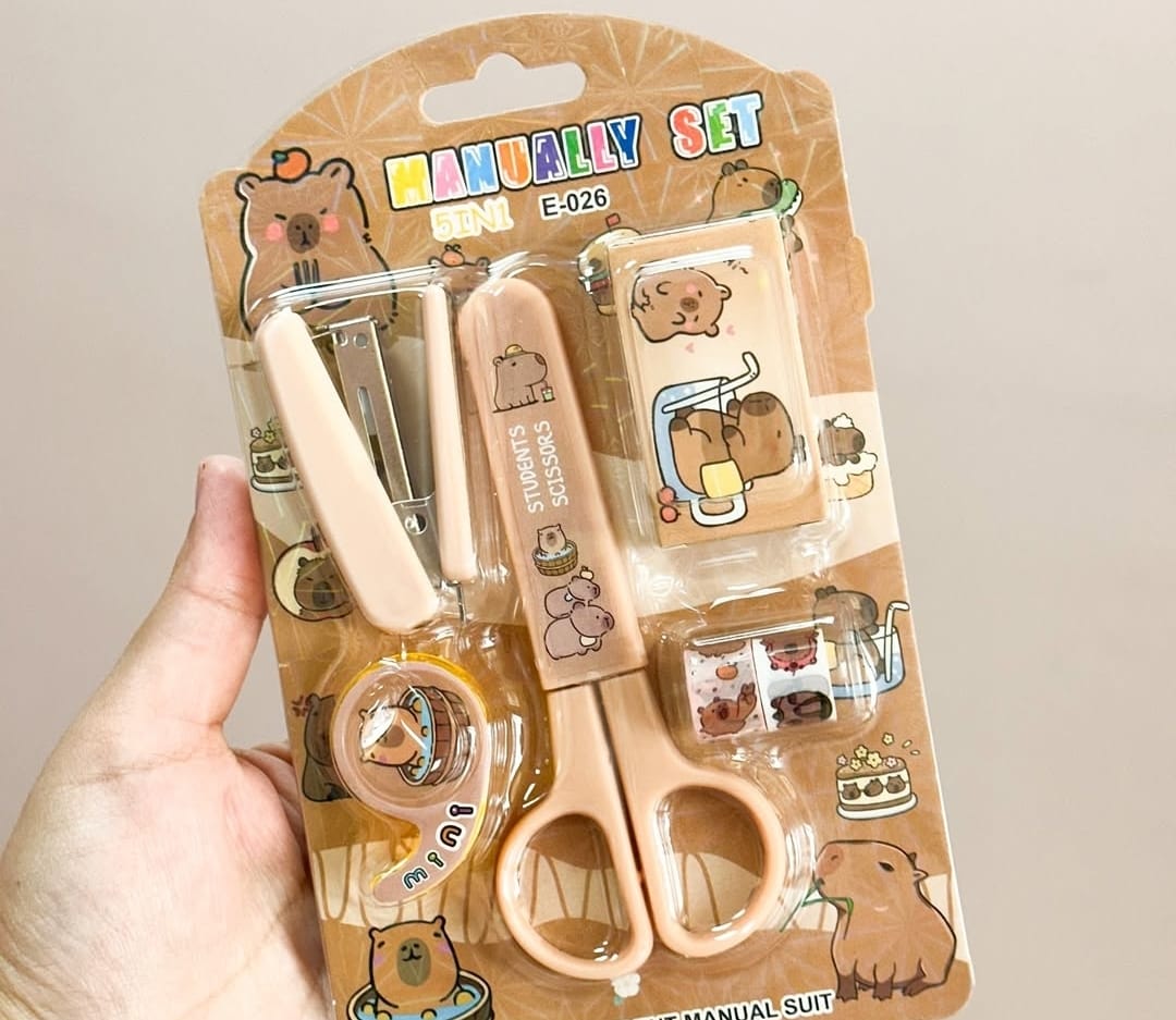 Set Escolar De Capibara Con Tijera Y Engrampadora