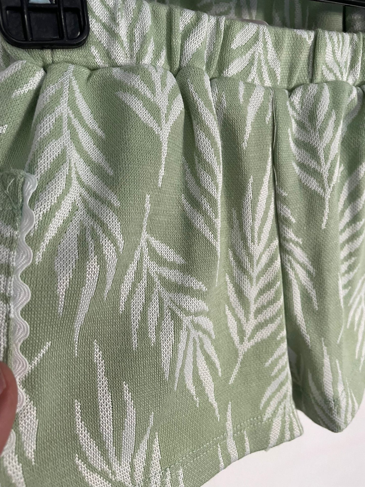 Conjunto musculosa y short con gomita verde estampado talle 4