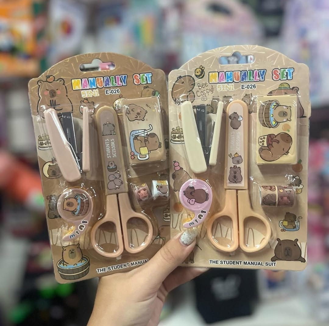 Set Escolar De Capibara Con Tijera Y Engrampadora