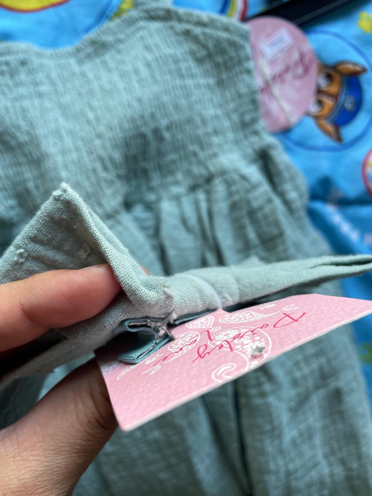 Vestido Verde con broche de pelo talle 5