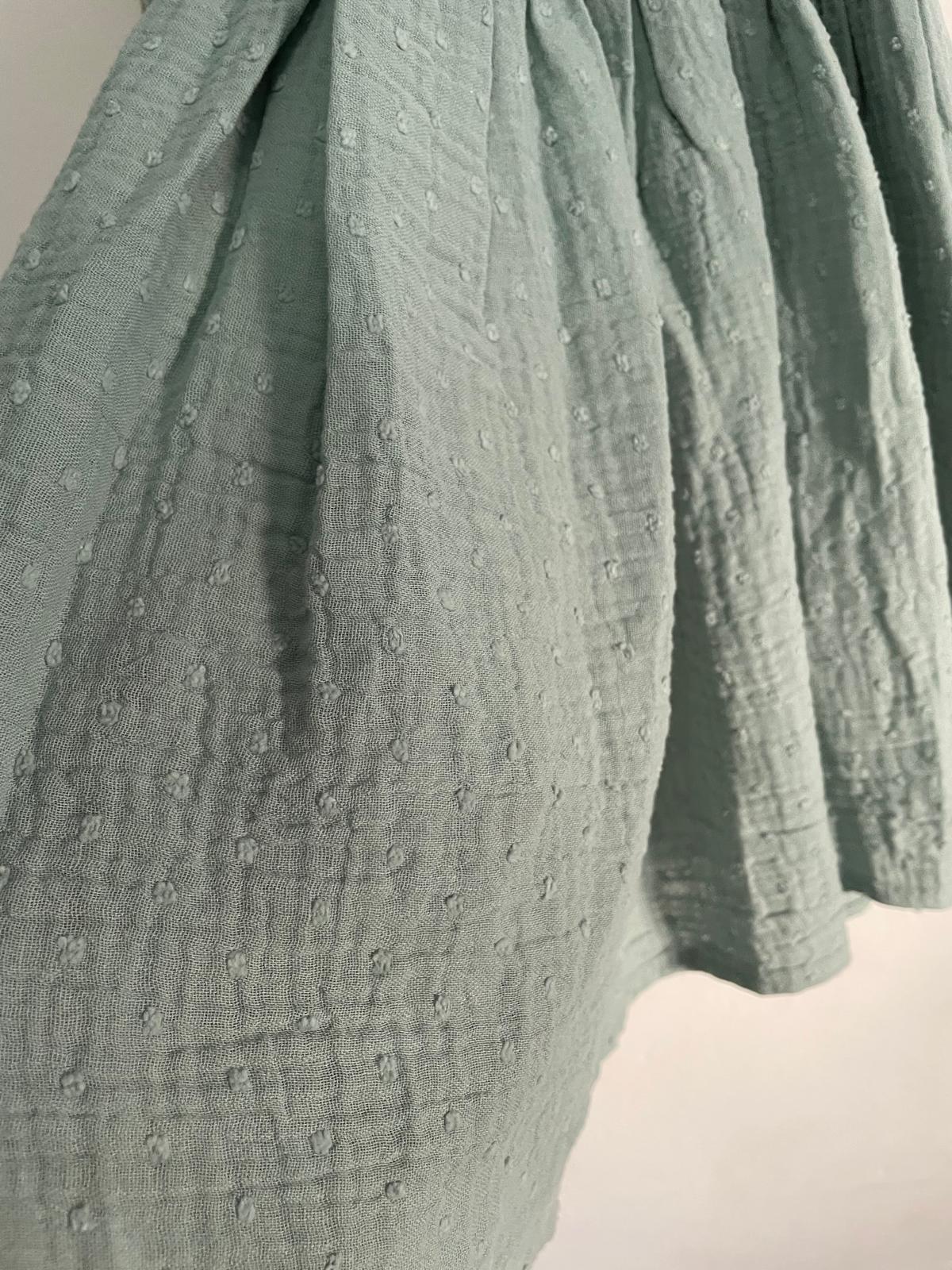 Vestido Verde con broche de pelo talle 5