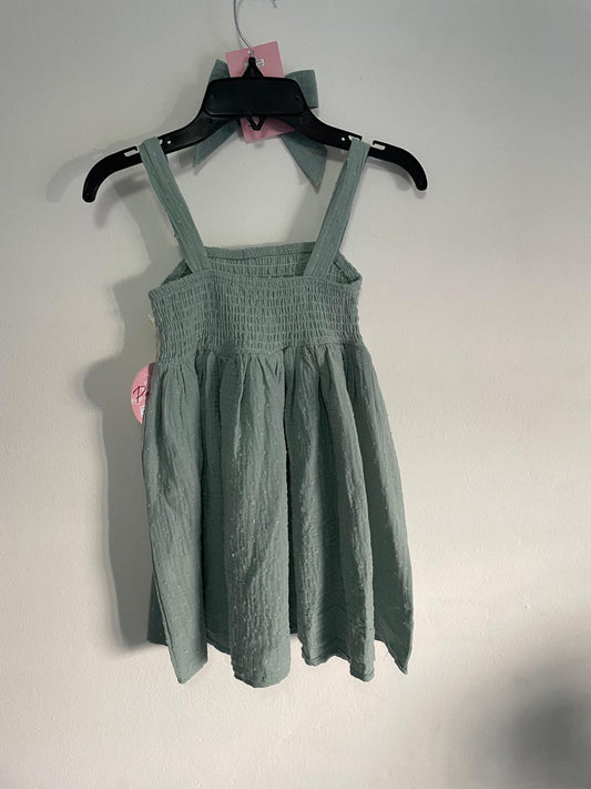 Vestido Verde con broche de pelo talle 5
