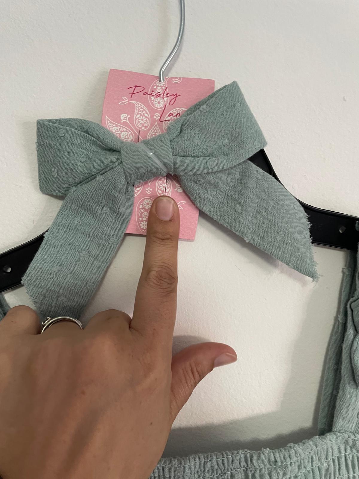 Vestido Verde con broche de pelo talle 5