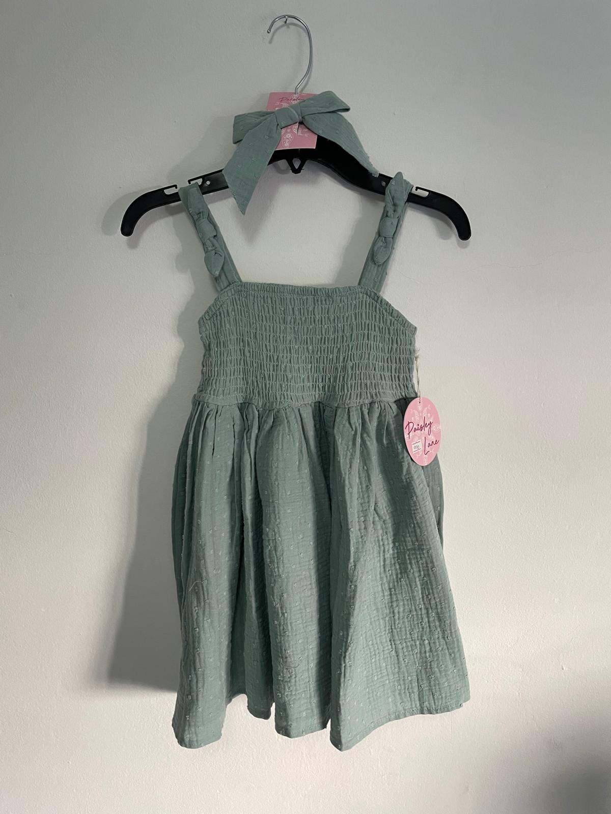 Vestido Verde con broche de pelo talle 5