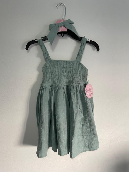 Vestido Verde con broche de pelo talle 5