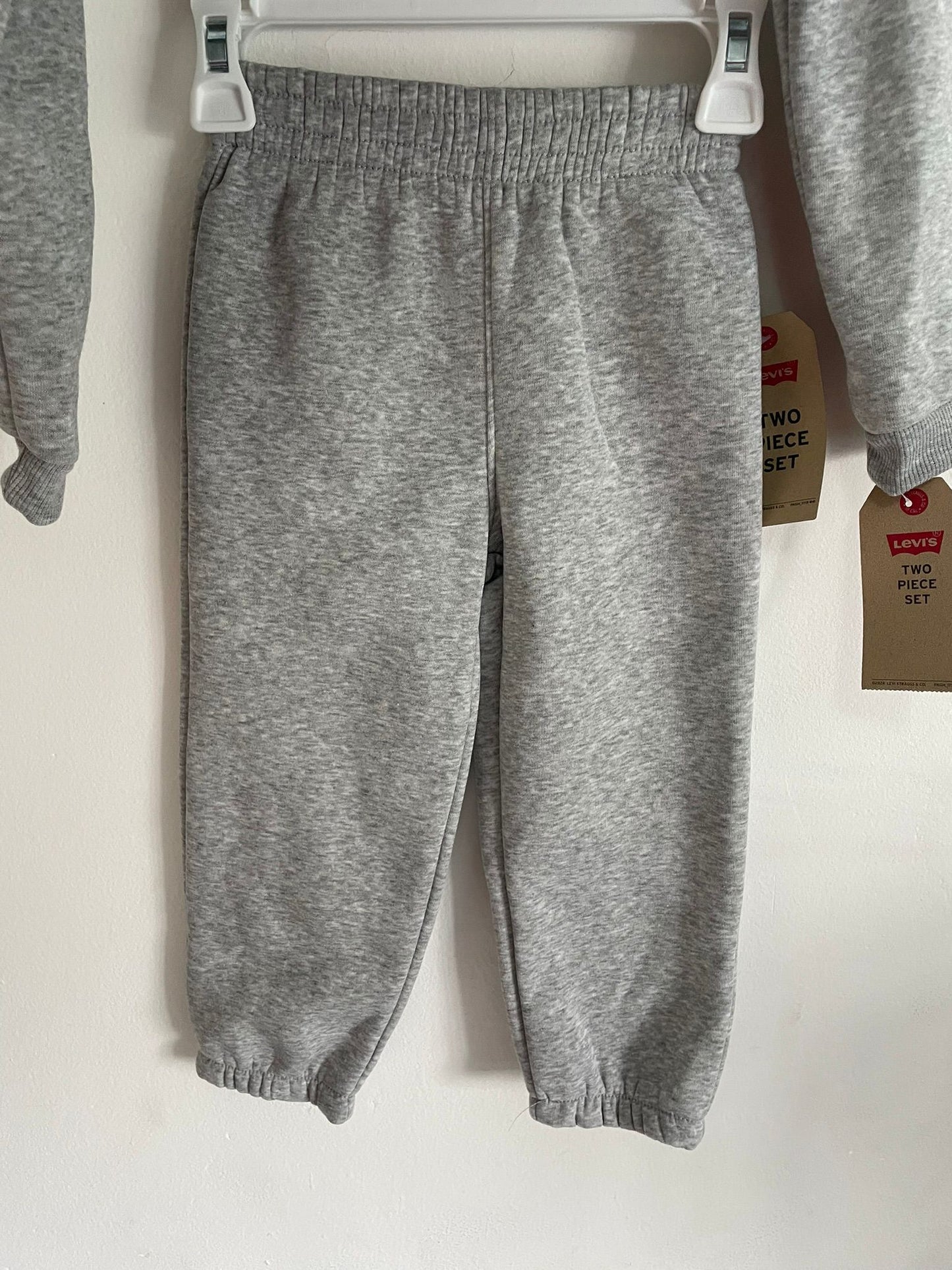 Conjunto Canguro y Pantalon Levi's talle 4