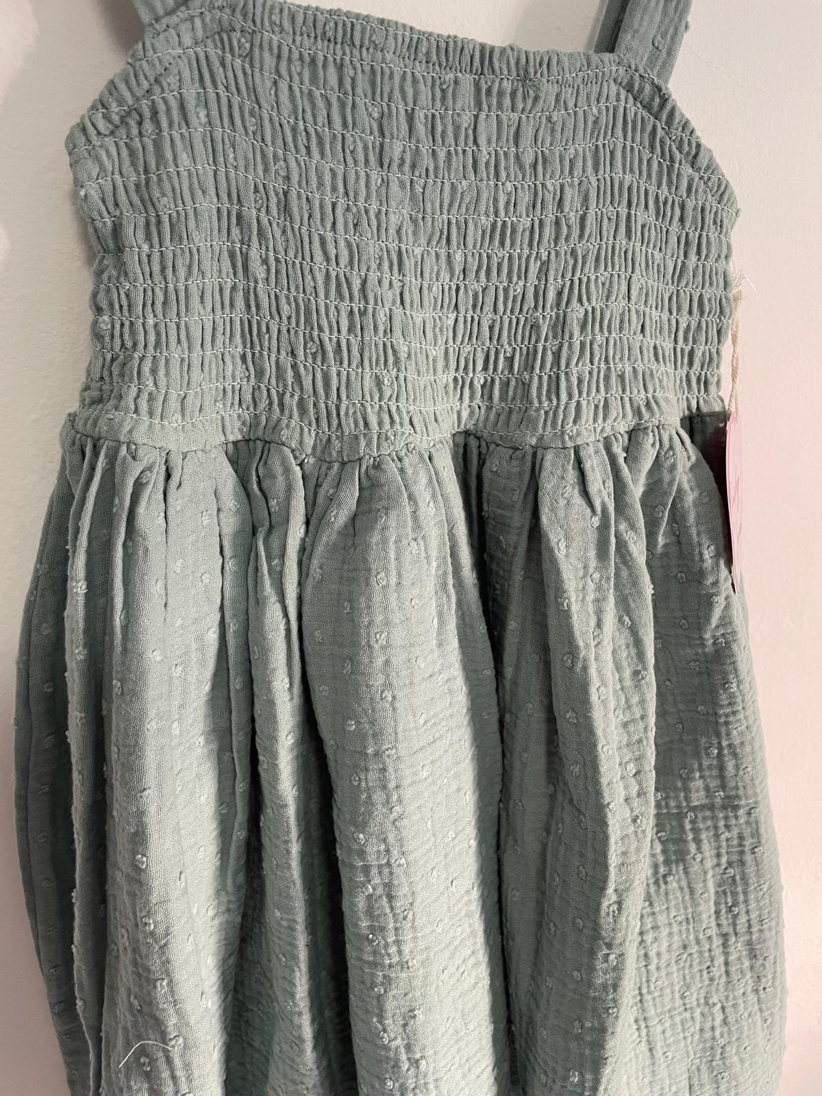 Vestido Verde con broche de pelo talle 5