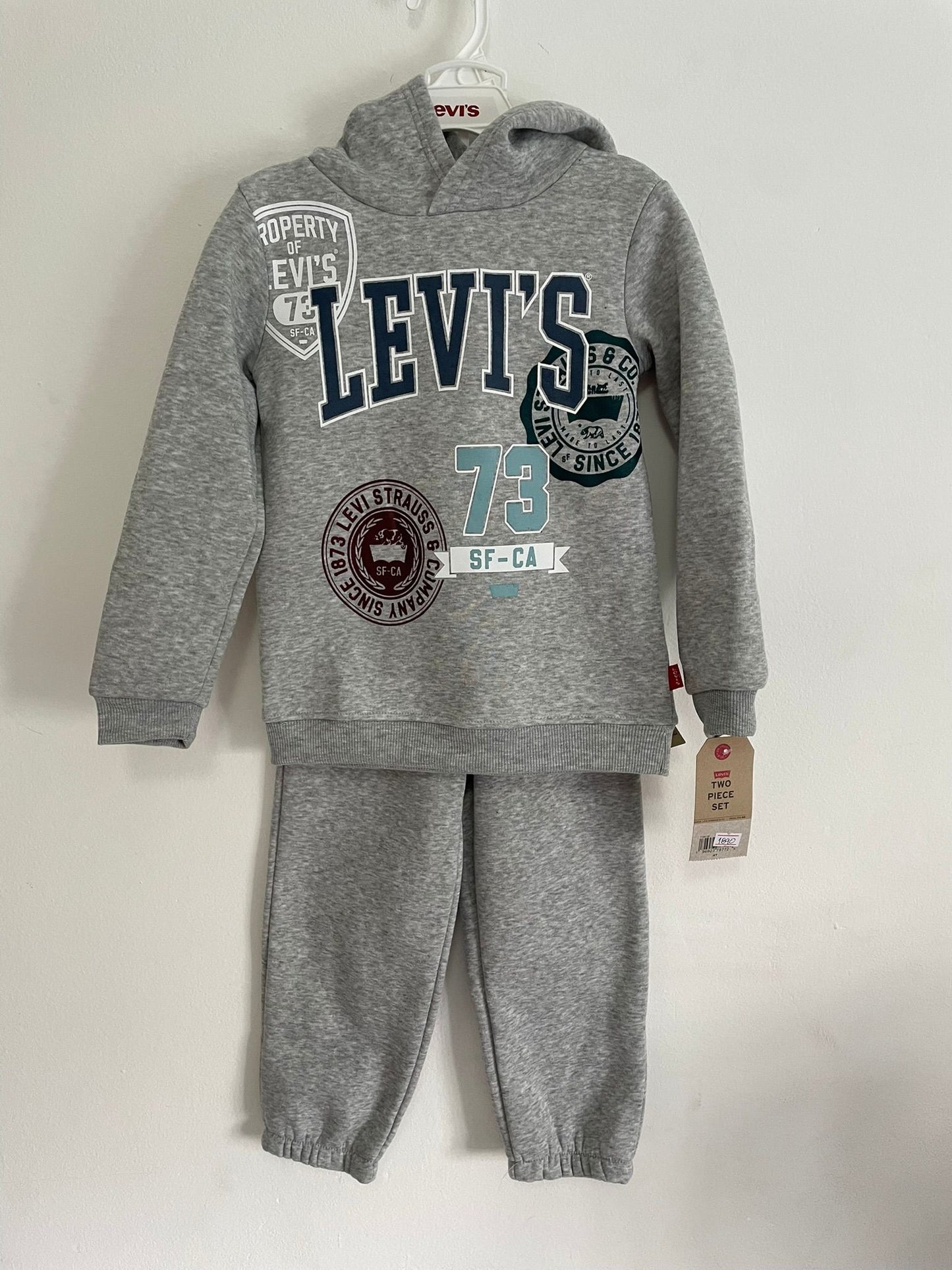 Conjunto Canguro y Pantalon Levi's talle 4