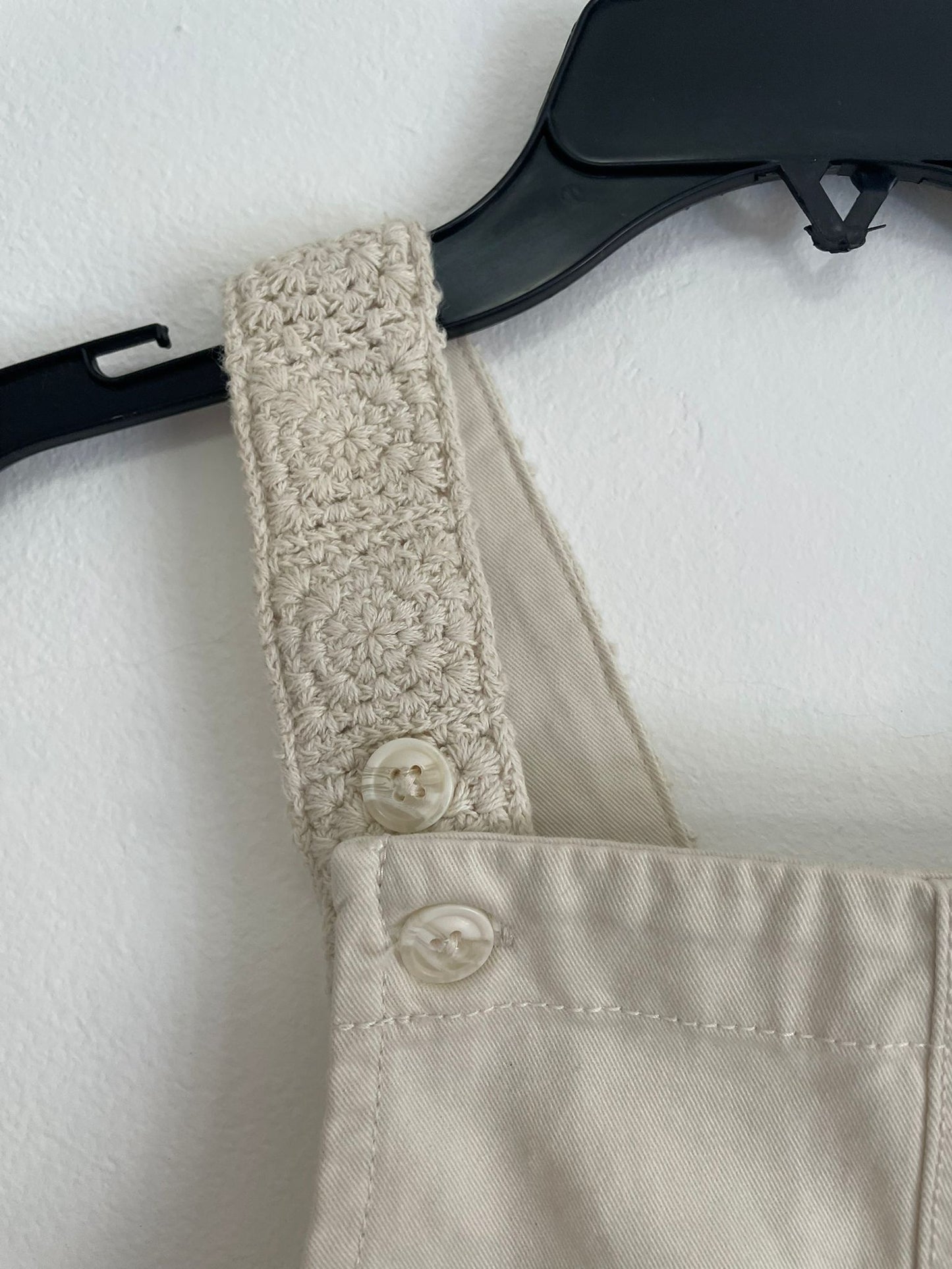 Jumper Oshkosh con flores bordadas talle 3