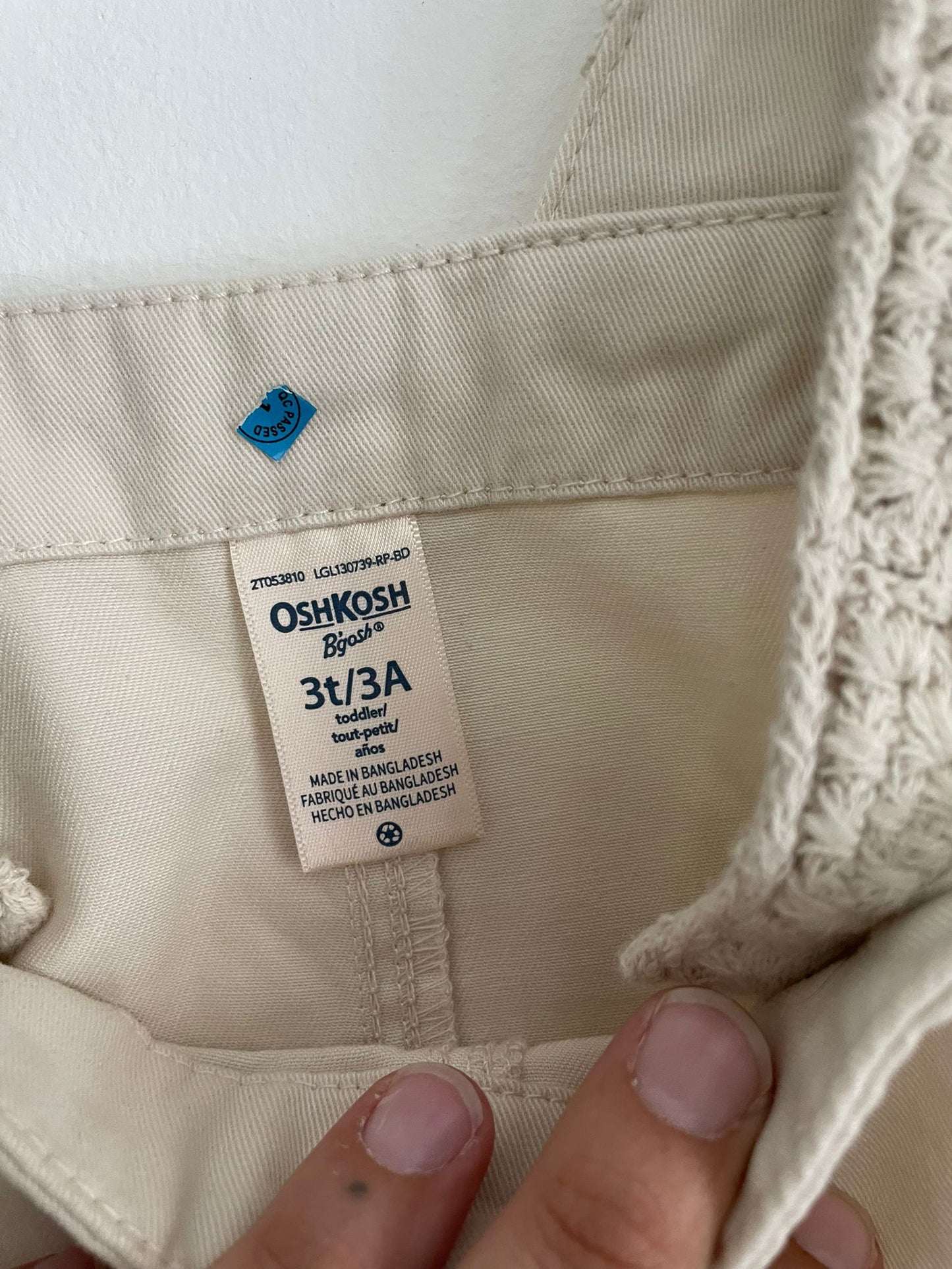 Jumper Oshkosh con flores bordadas talle 3